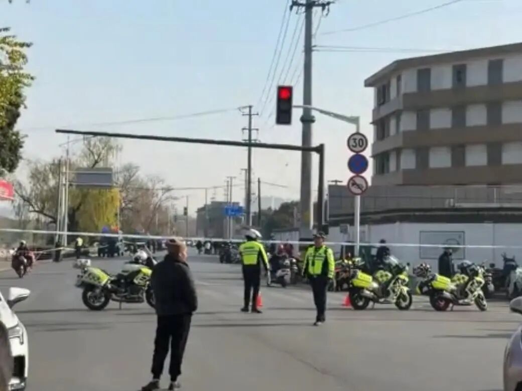 南通一轿车冲入河中，当地：车辆已被打捞上岸，车内38岁女子不幸身亡