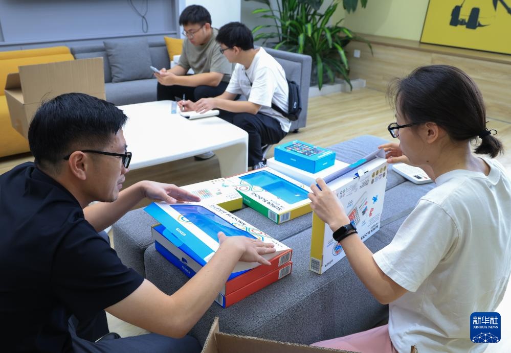 烧脑又好玩 智能益智玩具迎来“春天”