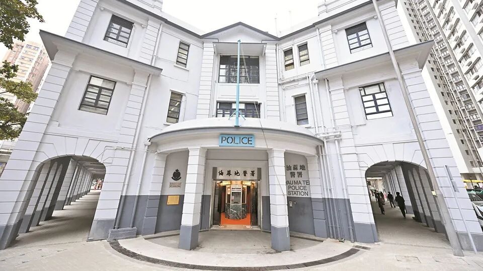 香港警署门口络绎不绝，游客“打卡”的秘密→