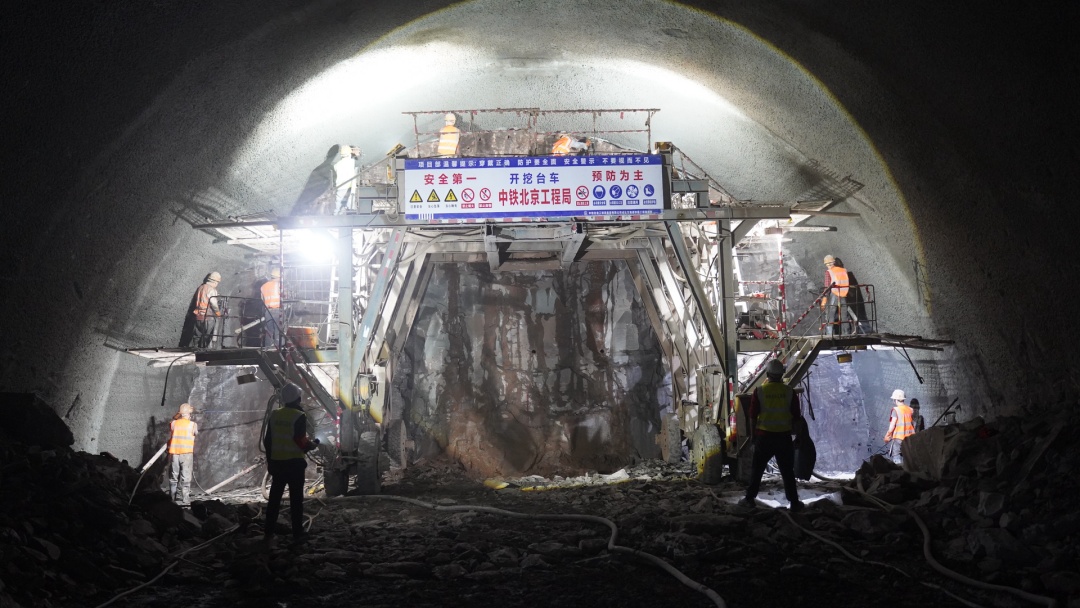 一隧连通川渝！成达万高铁光明隧道顺利贯通