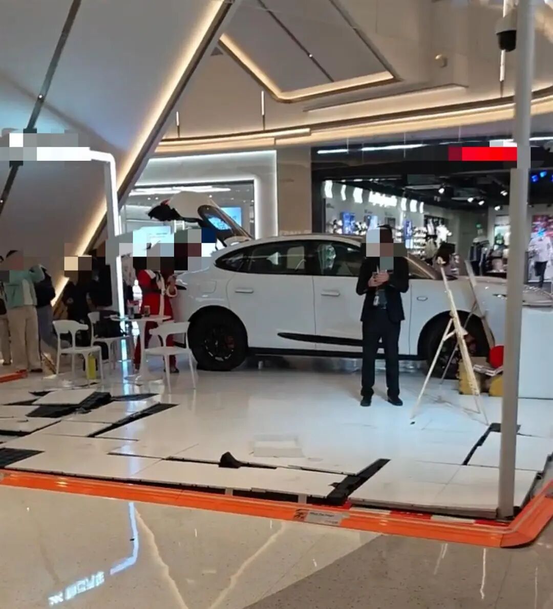 事发商场！一辆参展汽车突然撞入手机店，涉事车企：小孩误触操作导致