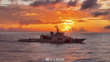 每一张都是壁纸！霞光下的黄岩舰与黄岩岛