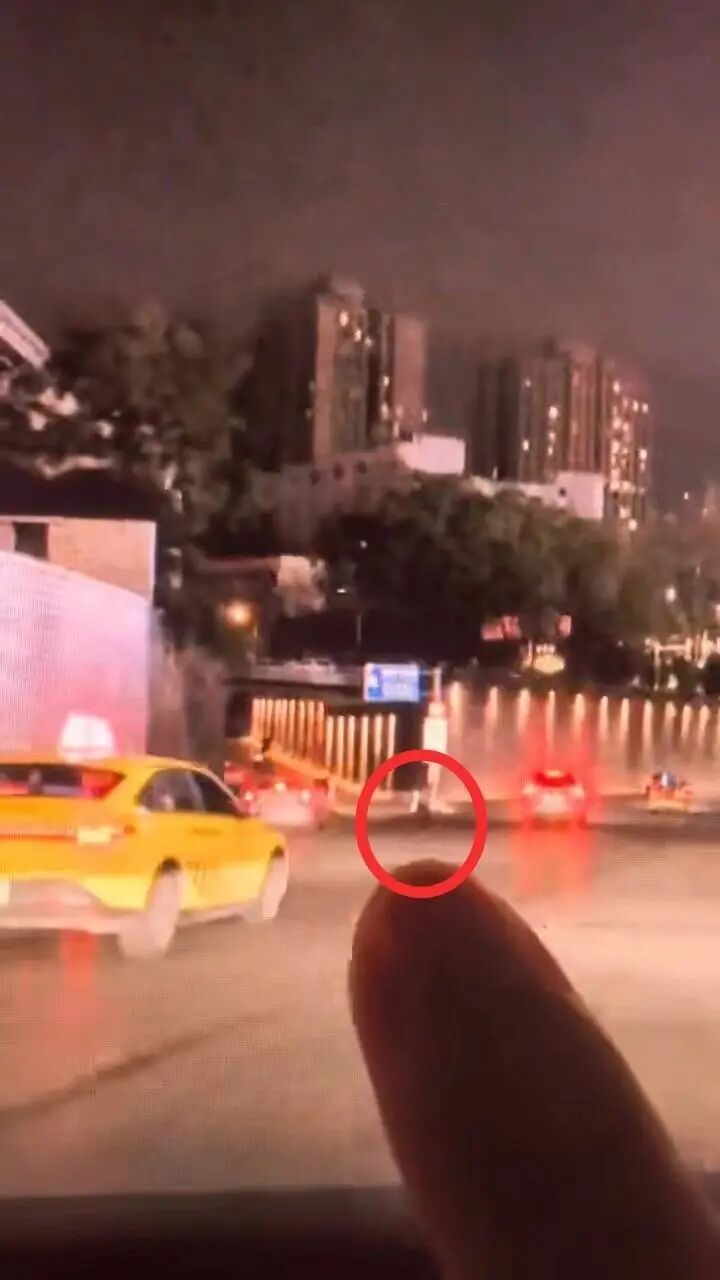 男子下车救人被指肇事逃逸，警方出面澄清