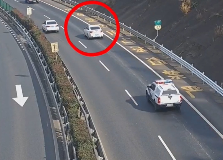 惊险！司机下肢麻木，无法刹车 交警护航90公里成功截停