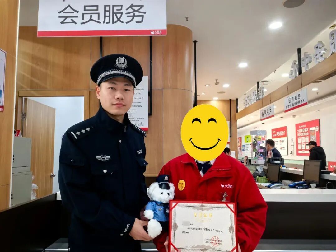 男子狂买40张购物卡！超市员工报警