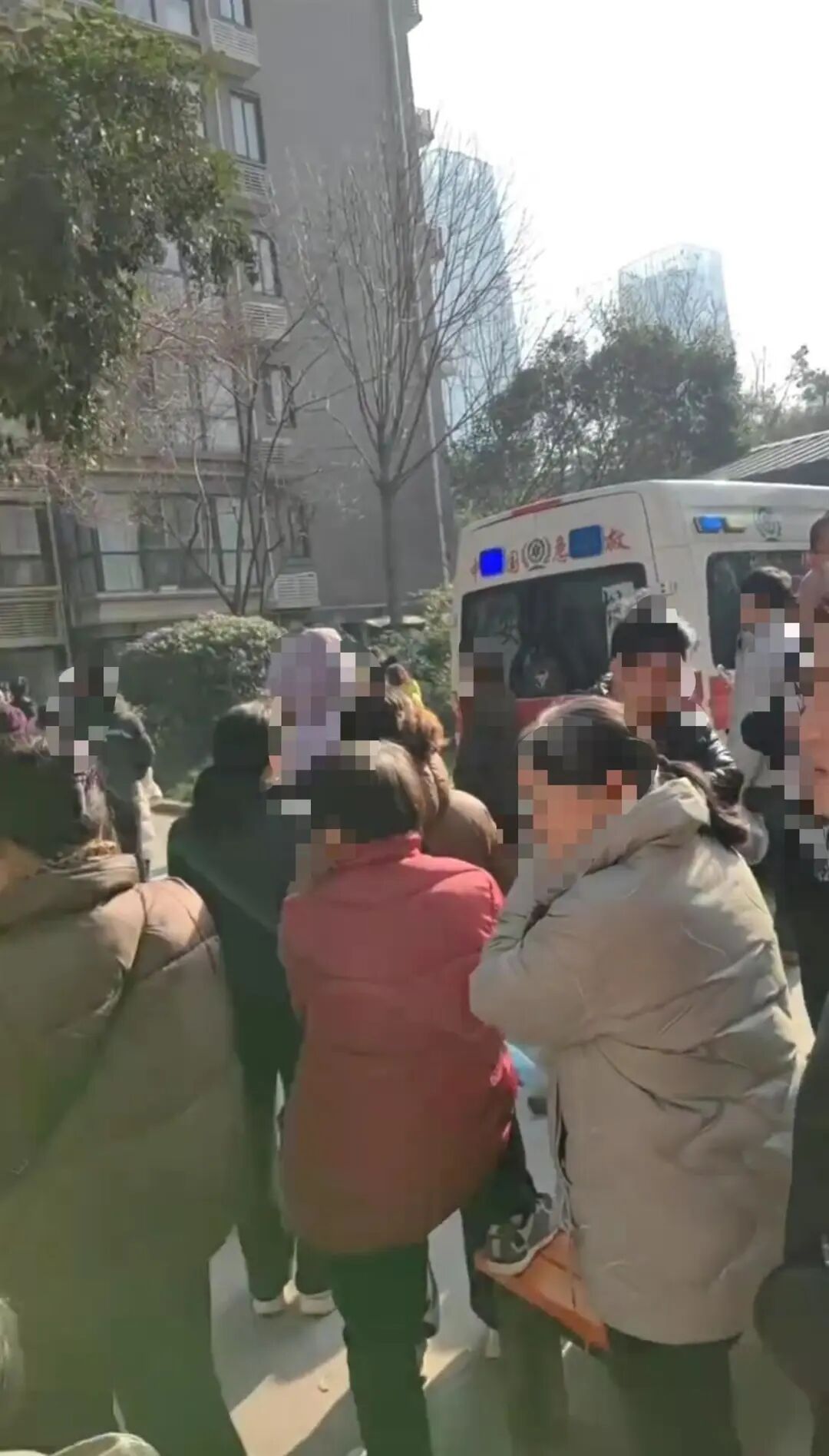 官方通报“小区电梯故障1人踩空坠亡”