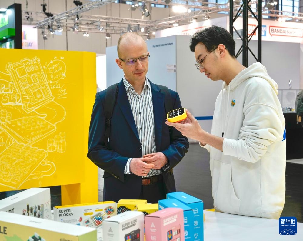 烧脑又好玩 智能益智玩具迎来“春天”