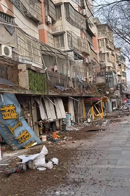 楼上业主种菜压垮楼下一排店铺门头