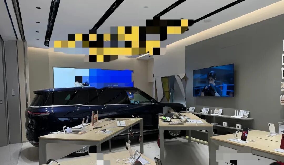 事发商场！一辆参展汽车突然撞入手机店，涉事车企：小孩误触操作导致