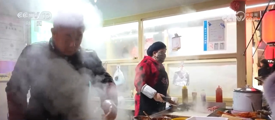 各地特色活动精彩纷呈 “非遗民俗+文旅消费”拉满节日氛围感