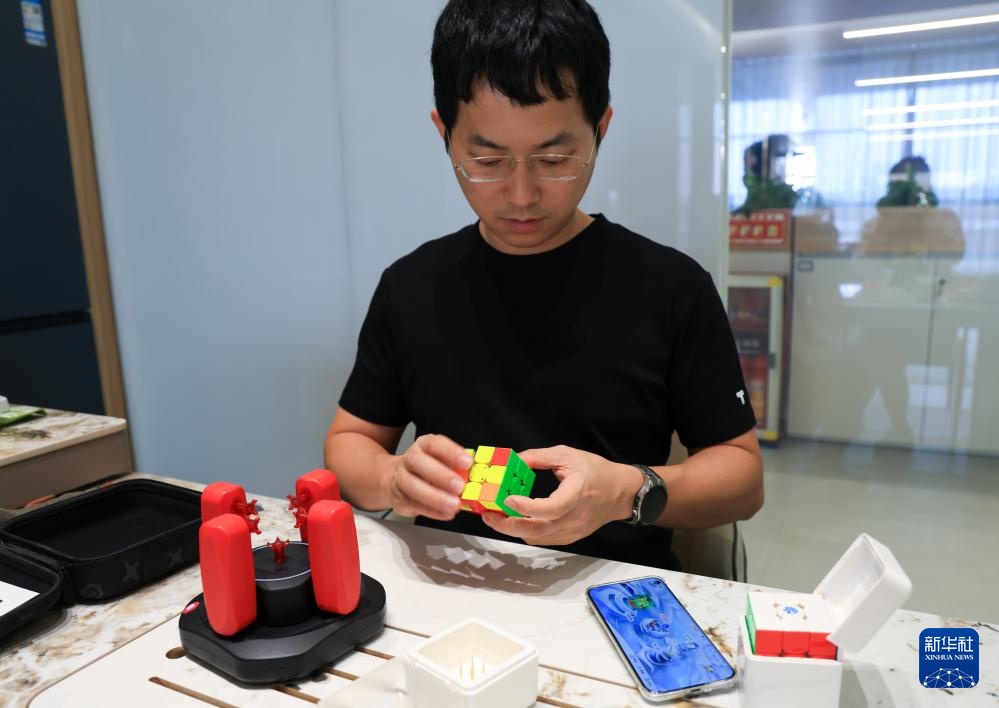 烧脑又好玩 智能益智玩具迎来“春天”