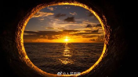 每一张都是壁纸！霞光下的黄岩舰与黄岩岛