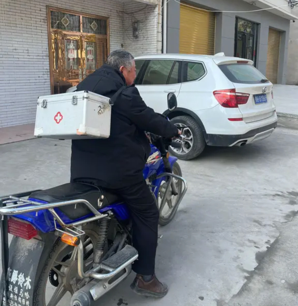 背影太帅！湖北一老村医撇下生日蛋糕骑上摩托出诊驶入夜色，孙子：三代从医一直是榜样
