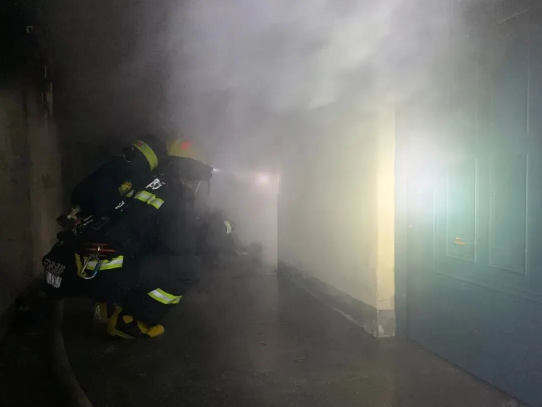 怒赞！平均9岁，她们仨救了一整栋楼！