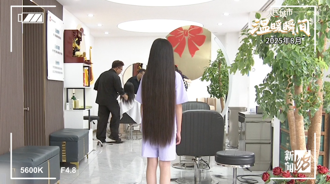 13岁女孩长发及膝，突然一刀剪断！原因保密多年……