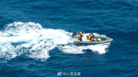 每一张都是壁纸！霞光下的黄岩舰与黄岩岛