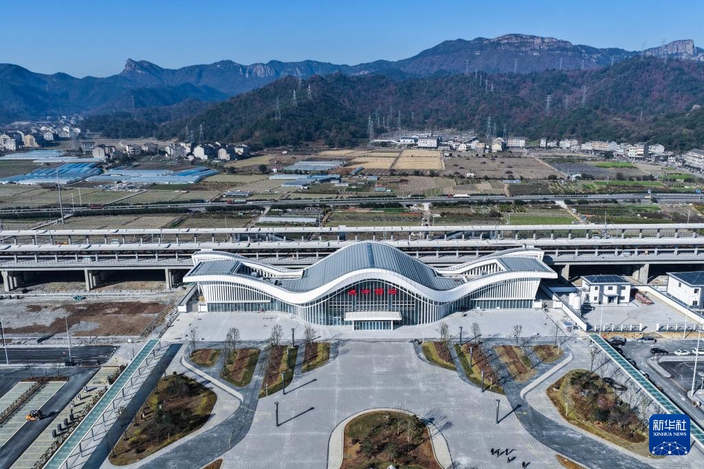 杭台高铁温玉段正线铺轨完成