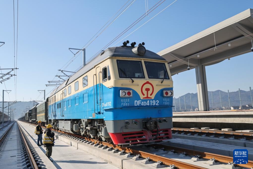 杭台高铁温玉段正线铺轨完成