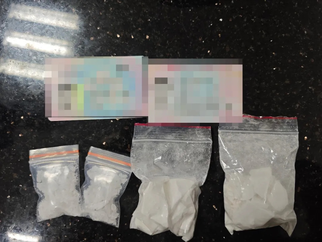 男子过关时举止异常，拱北海关在其内裤裆部处查获70.8克白色块状毒品