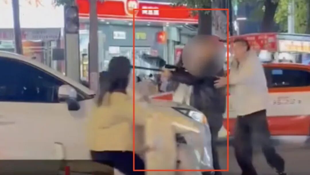 男子持枪截停过往车辆？当地警方通报