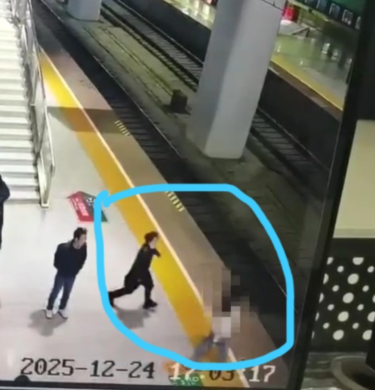 惊险！女子欲跳下站台，危急时刻……
