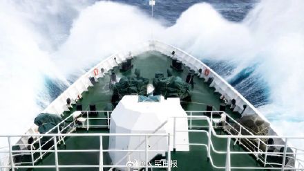 每一张都是壁纸！霞光下的黄岩舰与黄岩岛