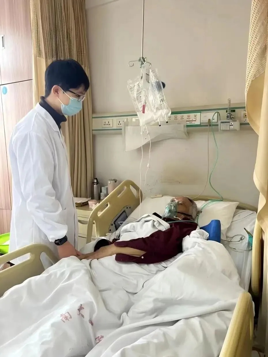 深夜三敲门，救回老人命！南昌大学生郑昊好样的！