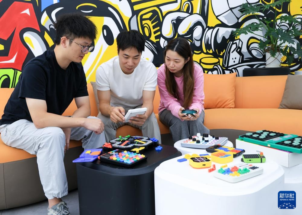 烧脑又好玩 智能益智玩具迎来“春天”