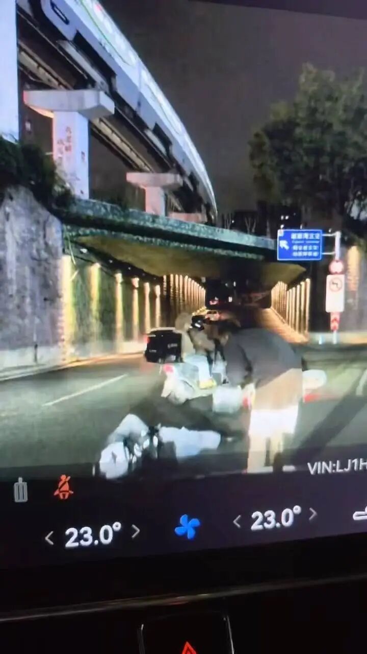 热心车主下车救人被误会成肇事逃逸，警方出面澄清：真的是救人