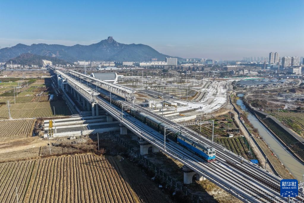 杭台高铁温玉段正线铺轨完成