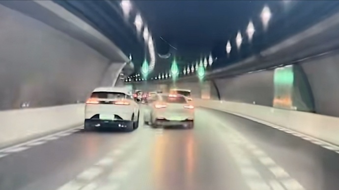 事发上海北横通道，轿车和SUV突然竞速别车，最终两车相撞，网友：明显故意的