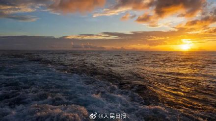 每一张都是壁纸！霞光下的黄岩舰与黄岩岛