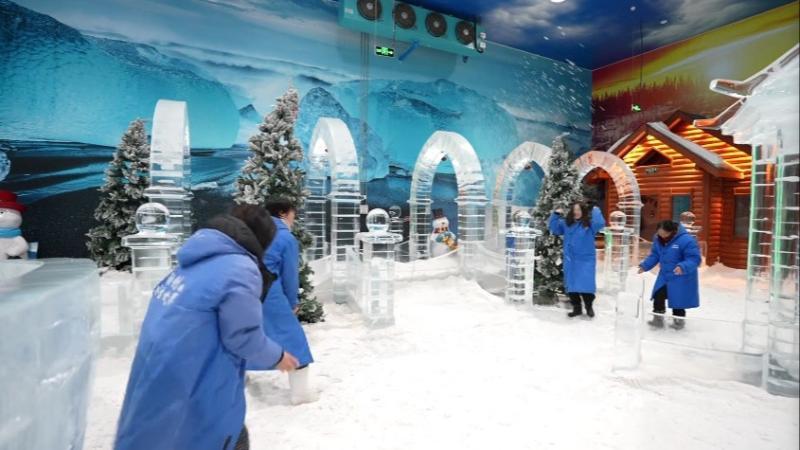 江西南昌：室内雪场人气旺 家门口尽享冰雪乐趣