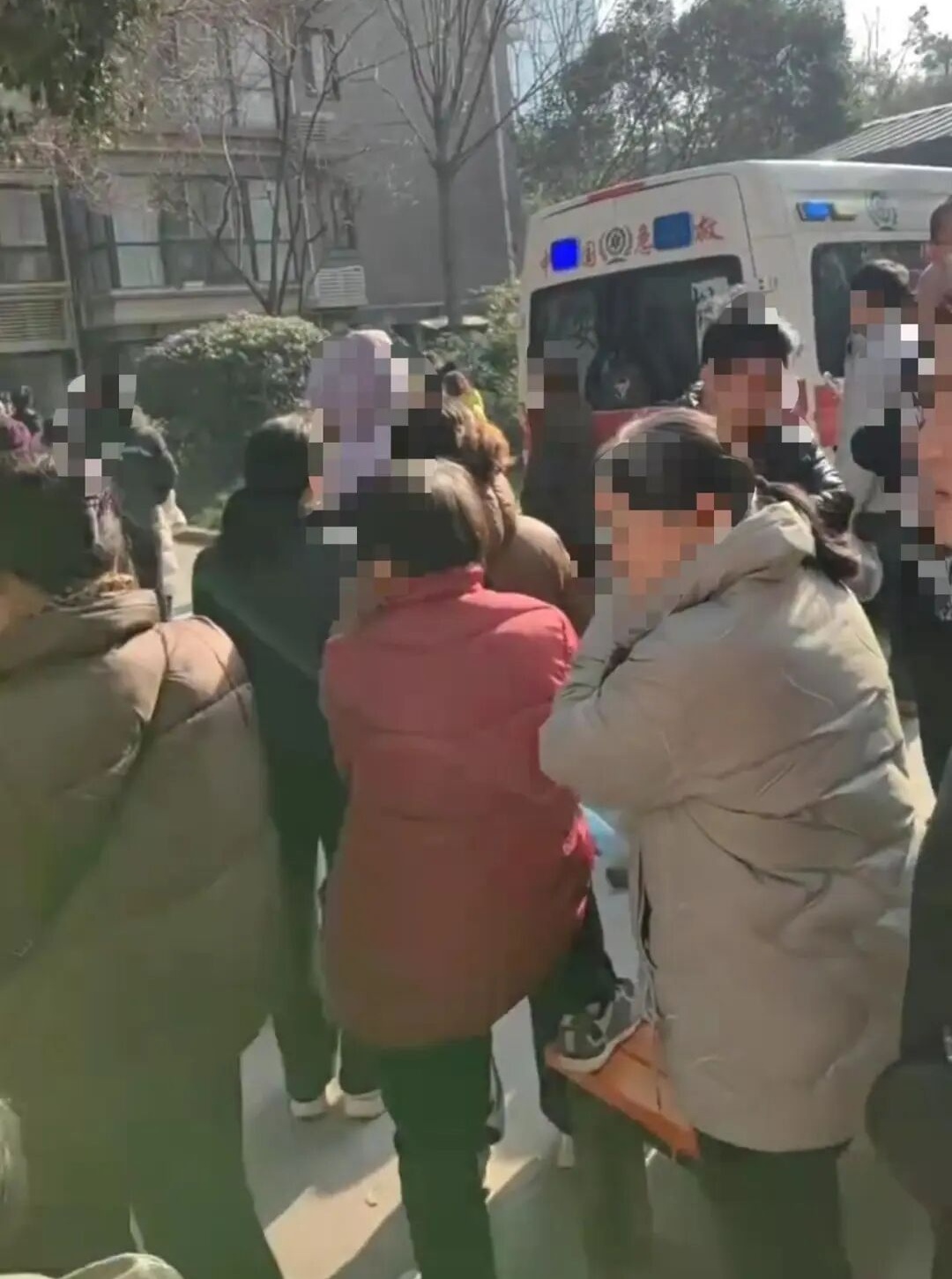 小区电梯井发现男尸！疑因踩空坠亡，业主心慌：不是第一次出事了！情况通报→