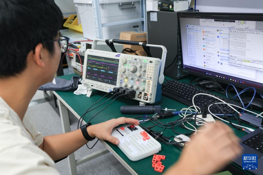 烧脑又好玩 智能益智玩具迎来“春天”