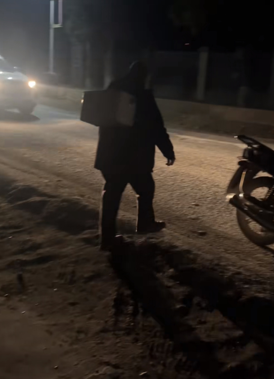 背影太帅！湖北一老村医撇下生日蛋糕骑上摩托出诊驶入夜色，孙子：三代从医一直是榜样