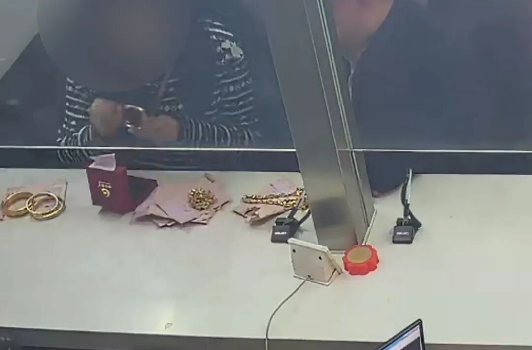 “用火一烧，黄金居然瞬间变黑！”上海警方调查后发现不对劲