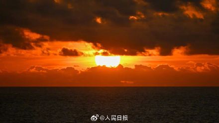 每一张都是壁纸！霞光下的黄岩舰与黄岩岛