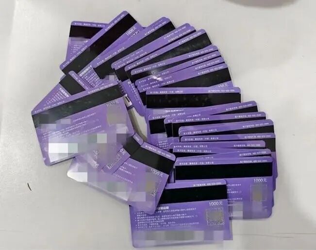 男子狂买40张购物卡！超市员工报警