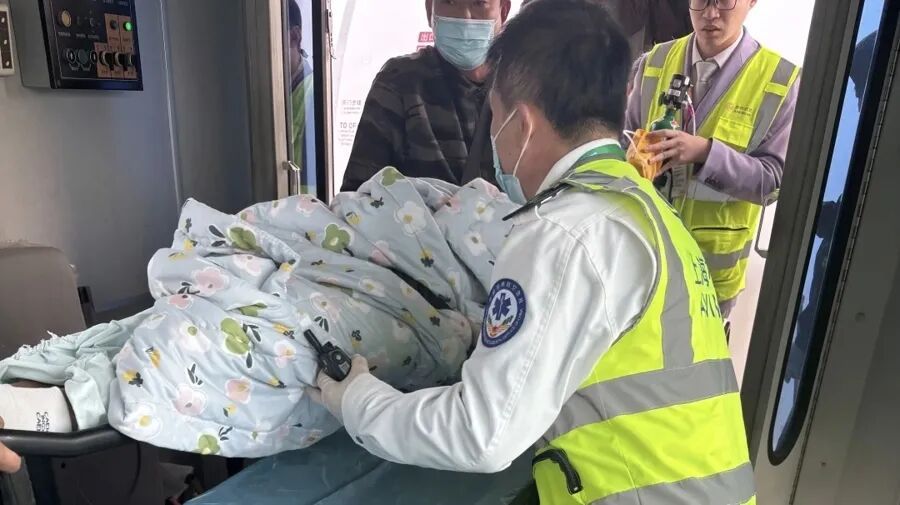 上海浦东机场一旅客突发昏迷，心跳呼吸骤停，医护人员生死竞速900秒……