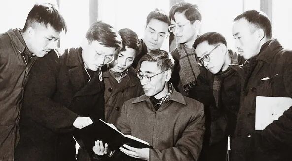 他用一生践行“以身许国”!飞机失事时用身体护住重要技术资料 他用一生践行“以身许国”!飞机失事时用身体护住重要技术资料