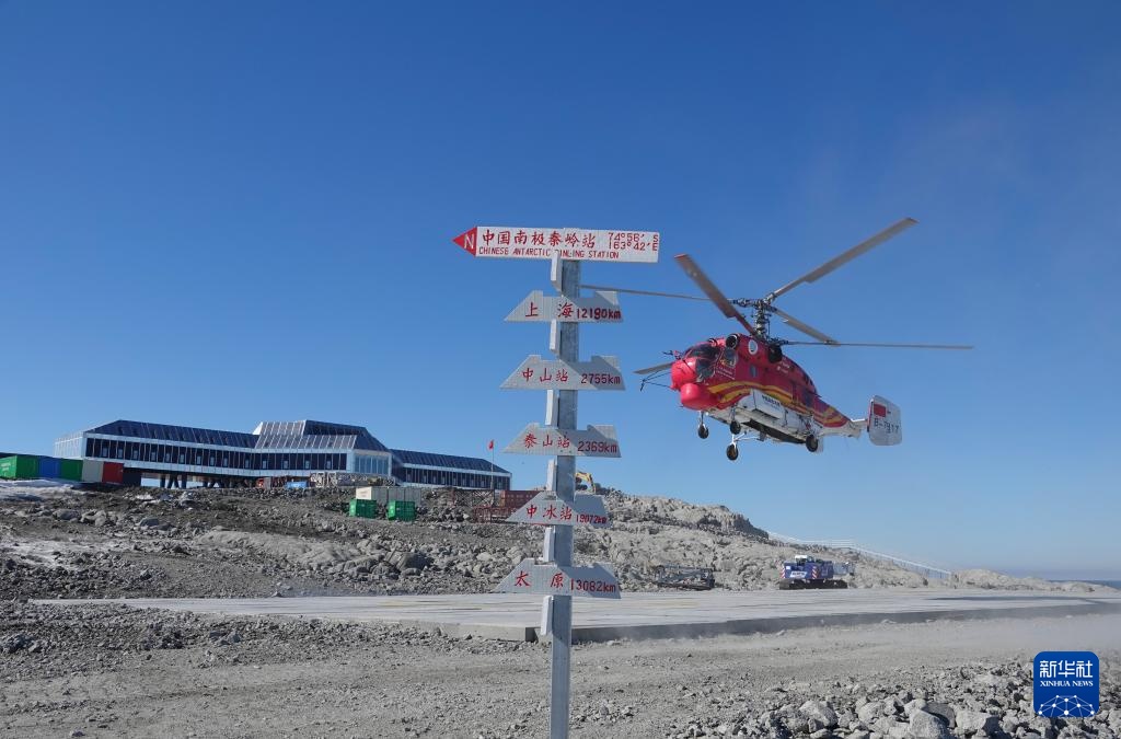 第42次南极考察｜“雪龙”号抵达秦岭站开始卸货