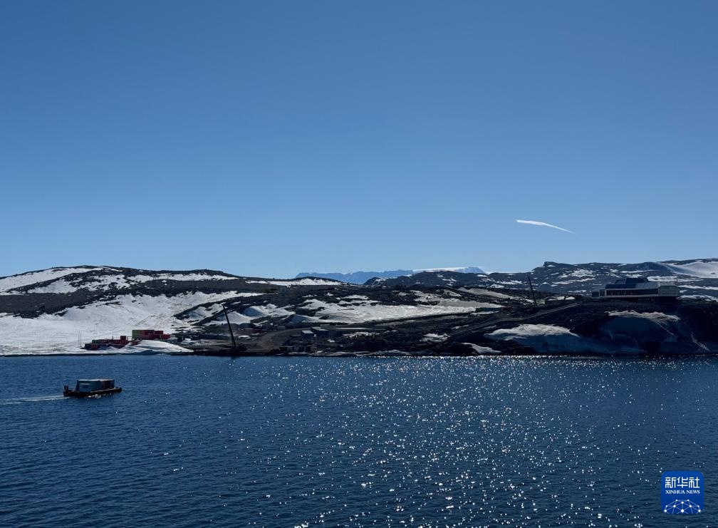 第42次南极考察｜“雪龙”号抵达秦岭站开始卸货