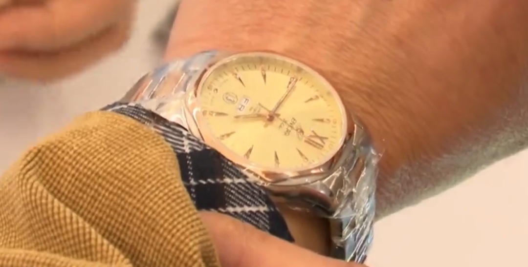 花万元买表竟走时不准，怀疑买了假表！专业人士：应注意远离这些物体