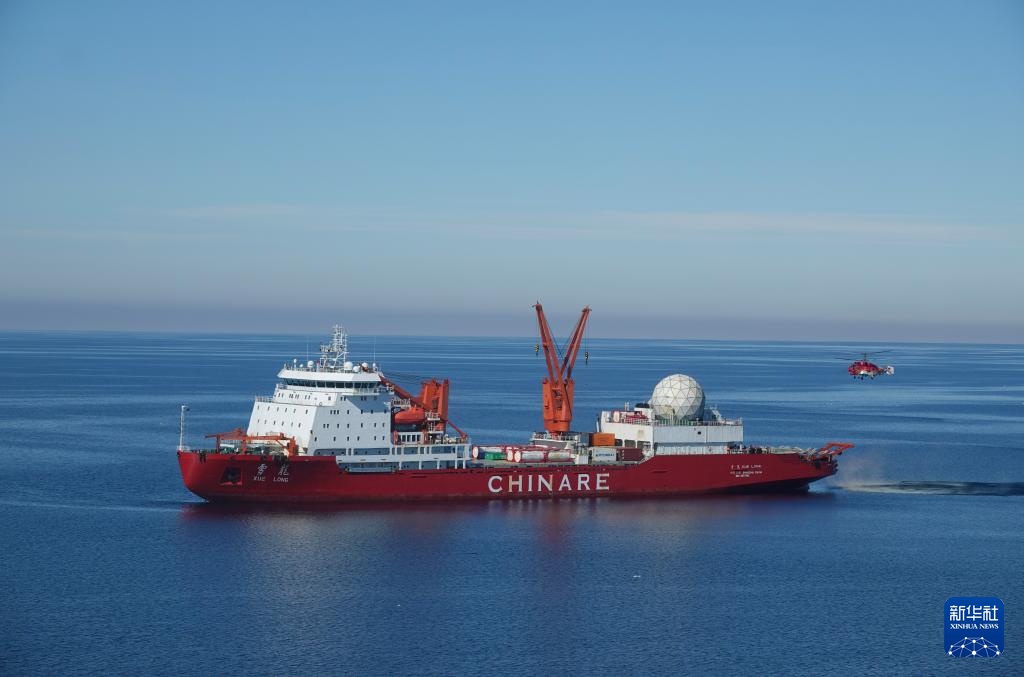 第42次南极考察｜“雪龙”号抵达秦岭站开始卸货