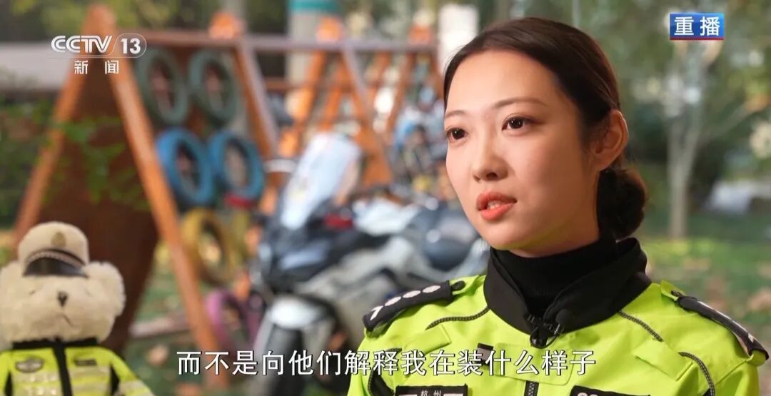 被质疑、被吐口水，“兔子警官”笑着回应