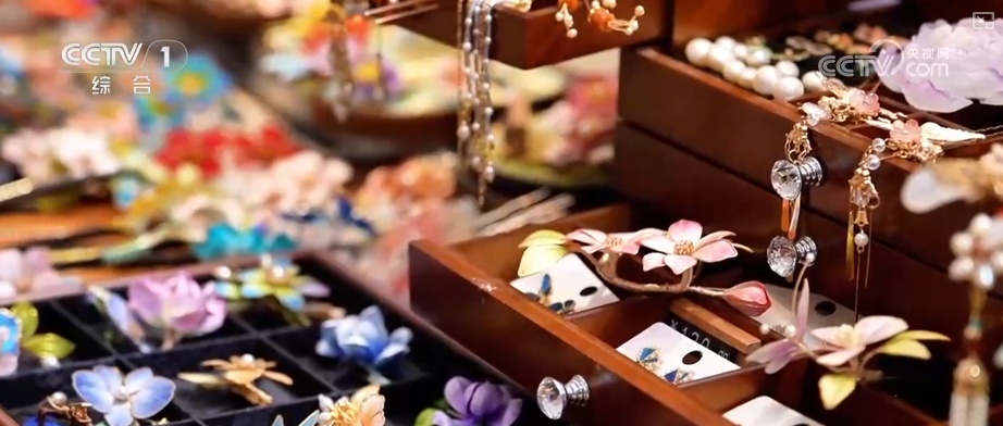 “南花北运”锁鲜达 辞旧迎新活力十足 “鲜花+”变身消费“新宠”激活经济新引擎