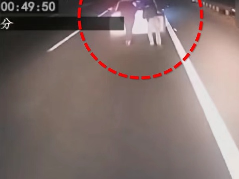 新能源车高速上电量耗尽 2人下车推行被撞身亡 交通安全提醒→