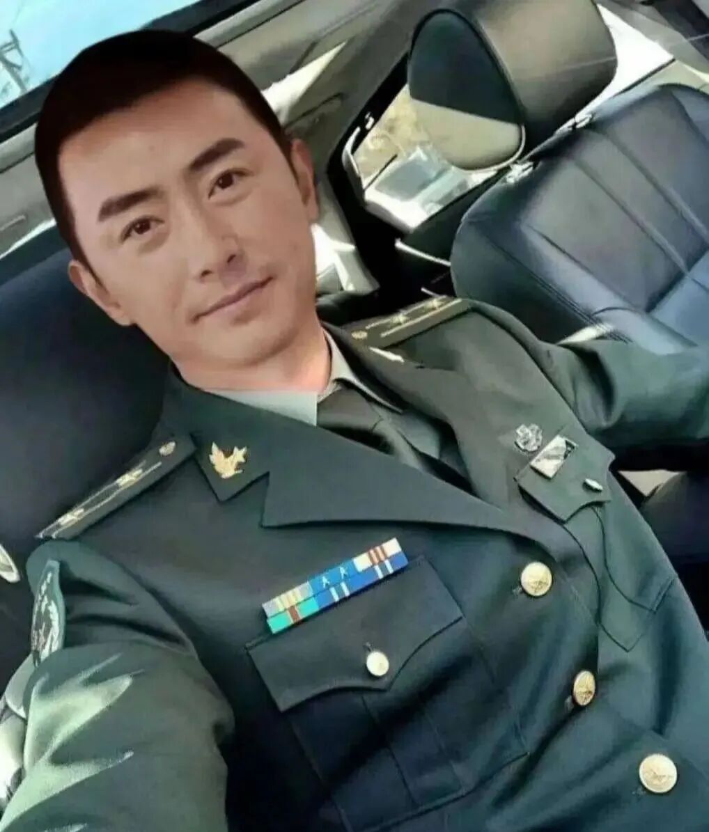 这个高颜值“少校”，是假军人！