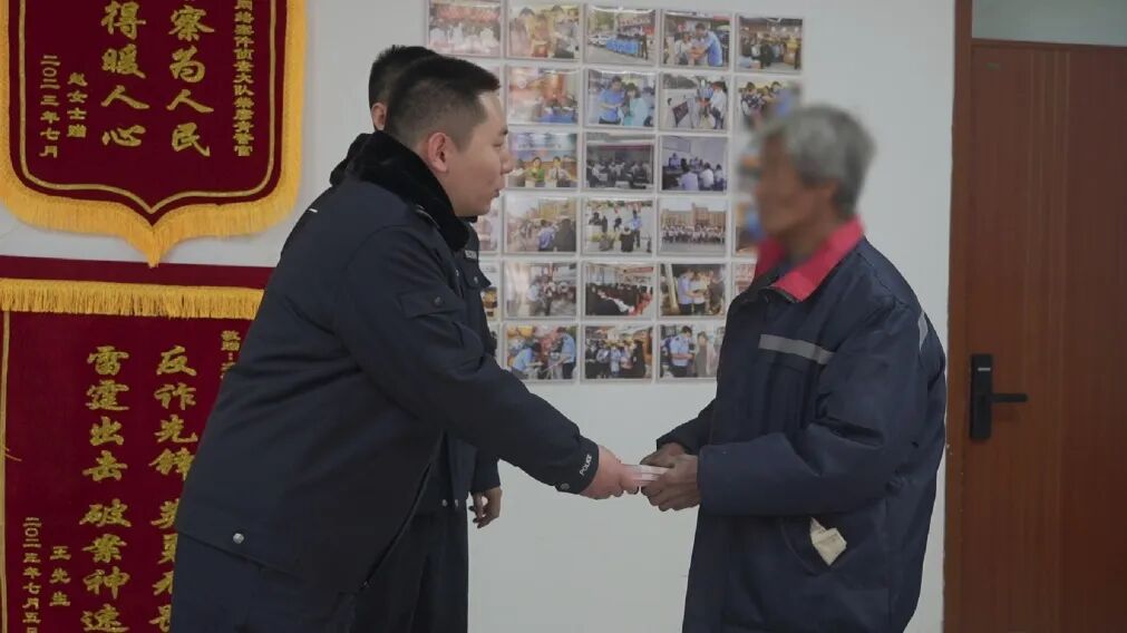 神秘男子取钱引“的哥”警觉,果断报警!2.9万养老钱保住了! 神秘男子取钱引“的哥”警觉,果断报警!2.9万养老钱保住了!